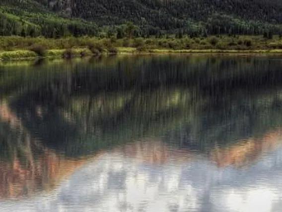 Red_Mountain_reflected_in_Crystal_Lake