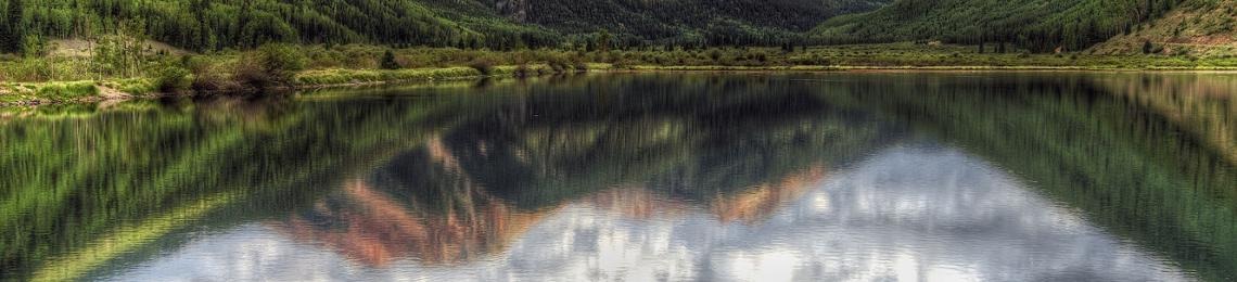 Red_Mountain_reflected_in_Crystal_Lake